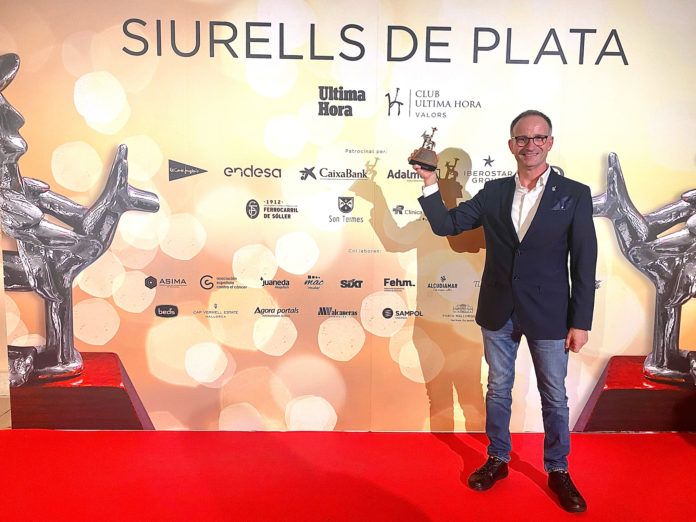 Jaume Gomila amb el premi Siurell de Plata 